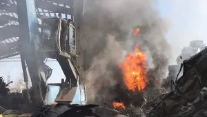 Гасиха пожар в автоморга в Пловдив 