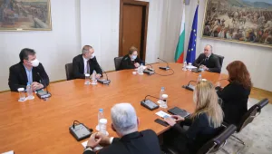 Експерти: Поне година се очаква имунизираните срещу COVID-19 да бъдат защитени