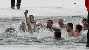 Ритуално изваждане на кръста и в езерото в кв. „Дружба“ в София