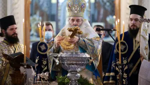 Гръцките духовници пренебрегнаха мерките срещу коронавируса на Богоявление