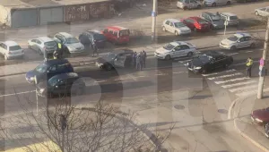 Жената, която беше ударена на пешеходна пътека с детето си, е стабилна