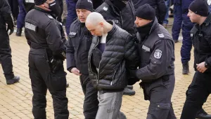 Повдигнаха обвинение на мъжа, стрелял с газов пистолет на протеста на „Възраждане“