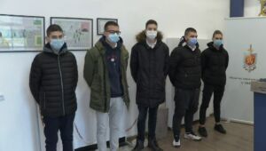 Наградиха учениците, помогнали на възрастна жена, нападната от крадец в Сливен
