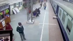 Метро защипа ръката на пътник и го повлече (ВИДЕО)