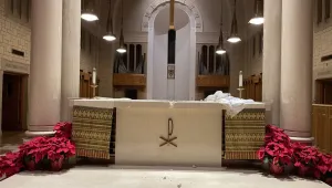Мъж влезе в църква, разби мраморен олтар с чук и открадна реликви на 1500 години (СНИМКИ)