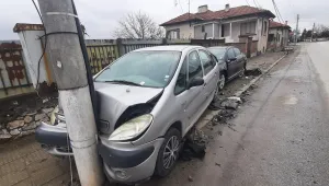 След удара в стълб и автомобили: Поставят изкуствени неравности в с. Йоаким Груево