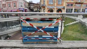 Вандали счупиха стъкло на парапета на Римския стадион в Пловдив