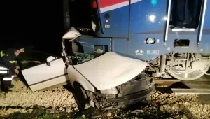 Пиян спря колата си на жп прелез, влак я премаза 