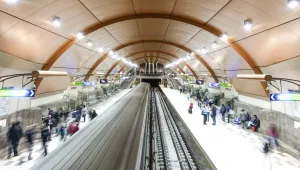 Момиче се опита да скочи на релсите в метрото, полицай го спаси