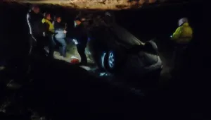Удар между две коли ги изпрати в канавките на пътя, двама са пострадали