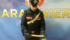 Българка размаха брадва в метрото в Рим, задържаха я