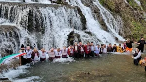 Йордановден: В Странджа спасиха кръста във водопада Докузак (СНИМКИ)