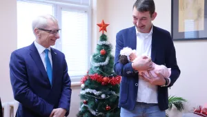 Златна монета от Денков за първото бебе за 2024 г. в Монтана: Увеличени са помощите за бременност и раждане