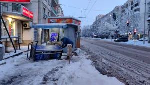 Автомобил се вряза в спирка в Русе (СНИМКИ)
