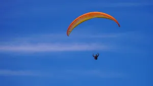 Парапланерист падна от над 150 метра височина в океана и оцеля (ВИДЕО)