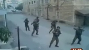 Израелски войници танцуват по време на патрул