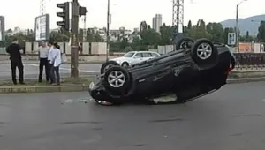Автомобил на американското посолство катастрофира в центъра на София