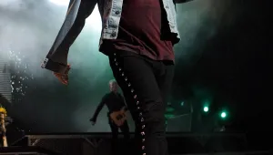 Бихте ли приспивали детето си с песни на Def Leppard?