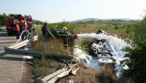 Цистерна с химикали се обърна край Дебелец, евакуирани са 2500 души  