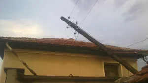 Силна буря остави на тъмно хиляди