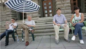 Трето денонощие съвестни партийци чакат пред ЦИК