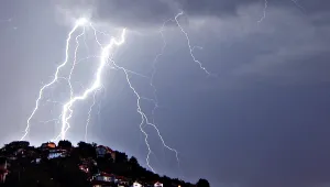 Опасност от гръмотевични бури и градушки днес 