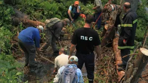 300 довършват гасенето на упоритите огнища на Витоша