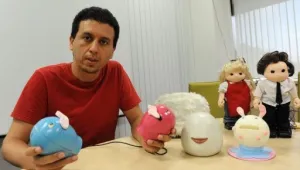 Учен изобрети устройство за целувки по интернет