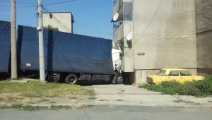 Камион без шофьор се заби в жилищна сграда