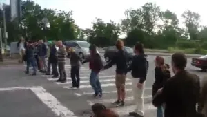 Младежи застанаха на пътя на автомобил на НСО (видео)