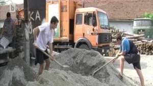 Лятна бригада в Мездра осигурява на младежи работа за 400 лв.
