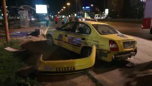 Дете и двама възрастни се борят за живота си след сблъсъка на пиян таксиджия със спирка