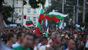Подкрепа за държавната телевизия и летящи фенери в 29-ия ден от протестите