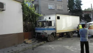 Камион без спирачки се вряза в две коли, тримата шофьори в болница