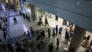 100 полета на пекинско летище са отменени заради бури