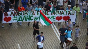 Сблъсъци между демонстранти и жандармерия! Гледайте протеста на живо тук!