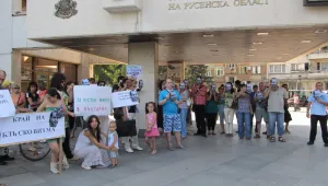 Измамени с имоти русенци - на протест, онкоболна заплаши със самоубийство