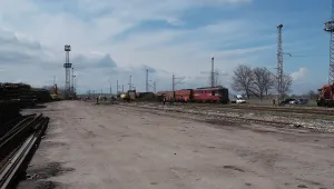 Товарен влак удари кола на прелез, шофьорът загина (ОБНОВЕНА)
