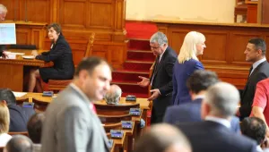 В очакване парламентът да гласува #оставката