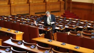 Парламент няма, време - също