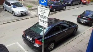 Министерска кола спира на инвалидно място (СНИМКА)