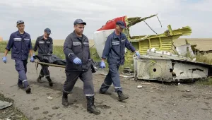 Разхвърляни играчки и миризма на трупове: разказ за MH17 от първо лице