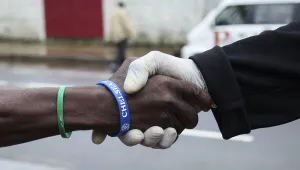 Нарушение на правилата - причина за заразяване на санитар с ебола