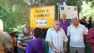 Жители на три села блокираха пътя Пловдив-Смолян 