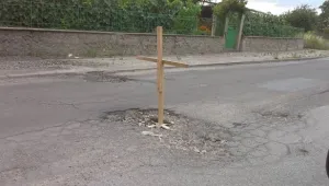 Дървен кръст предупреждава шофьори за дупка на пътя Гълъбово-Медникарово