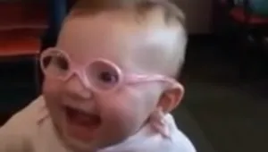 Бебе с нарушено зрение за първи път „вижда” родителите си (ВИДЕО)