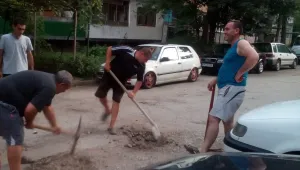 Плевенчани сами си асфалтират улицата