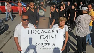 Пациенти протестираха с ковчег пред НЗОК