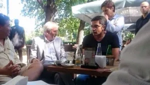 Лютви Местан пи кафе с протестиращи (ВИДЕО)