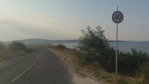 След премиерско обаждане оградата на пътя Созопол-Приморско падна